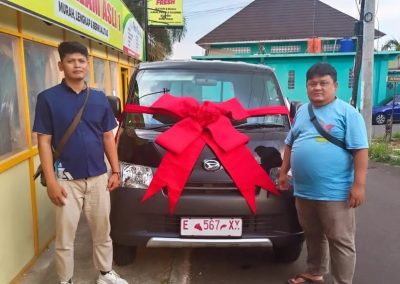 Daihatsu Kuningan galeri foto sales serah terima mobil kepada klien (1)