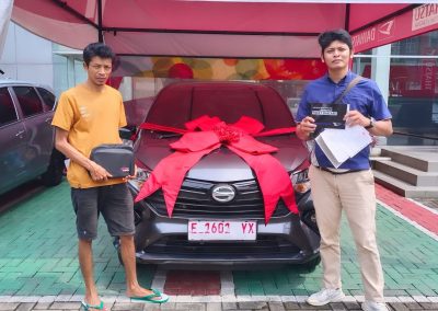 Daihatsu Kuningan galeri foto sales serah terima mobil kepada klien (10)