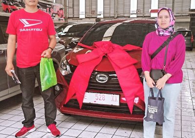 Daihatsu Kuningan galeri foto sales serah terima mobil kepada klien (11)