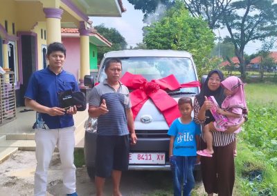 Daihatsu Kuningan galeri foto sales serah terima mobil kepada klien (2)