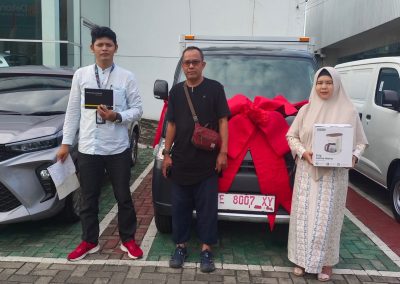 Daihatsu Kuningan galeri foto sales serah terima mobil kepada klien (3)