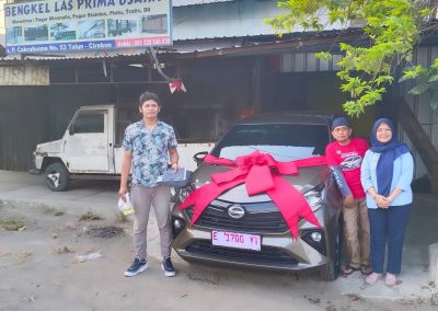 Daihatsu Kuningan galeri foto sales serah terima mobil kepada klien (4)