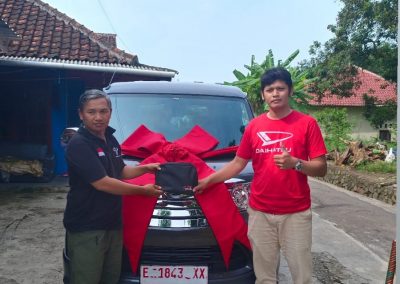 Daihatsu Kuningan galeri foto sales serah terima mobil kepada klien (5)