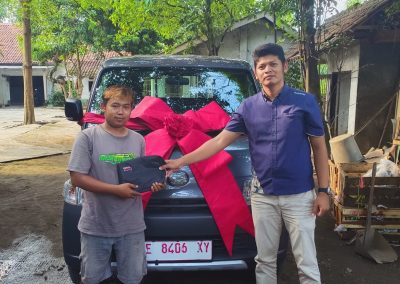 Daihatsu Kuningan galeri foto sales serah terima mobil kepada klien (6)