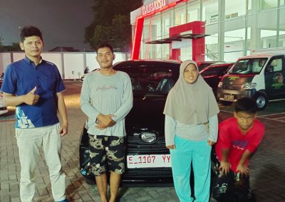 Daihatsu Kuningan galeri foto sales serah terima mobil kepada klien (7)