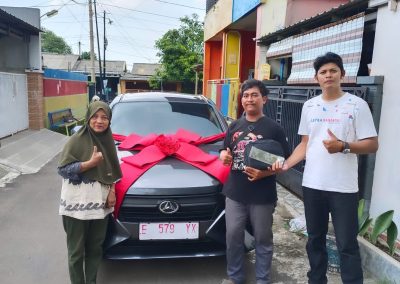 Daihatsu Kuningan galeri foto sales serah terima mobil kepada klien (9)